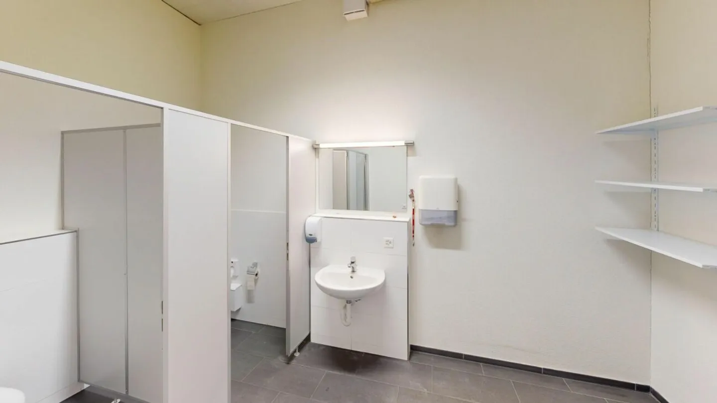 Mixed-use building for rent - Photo 6 of 13