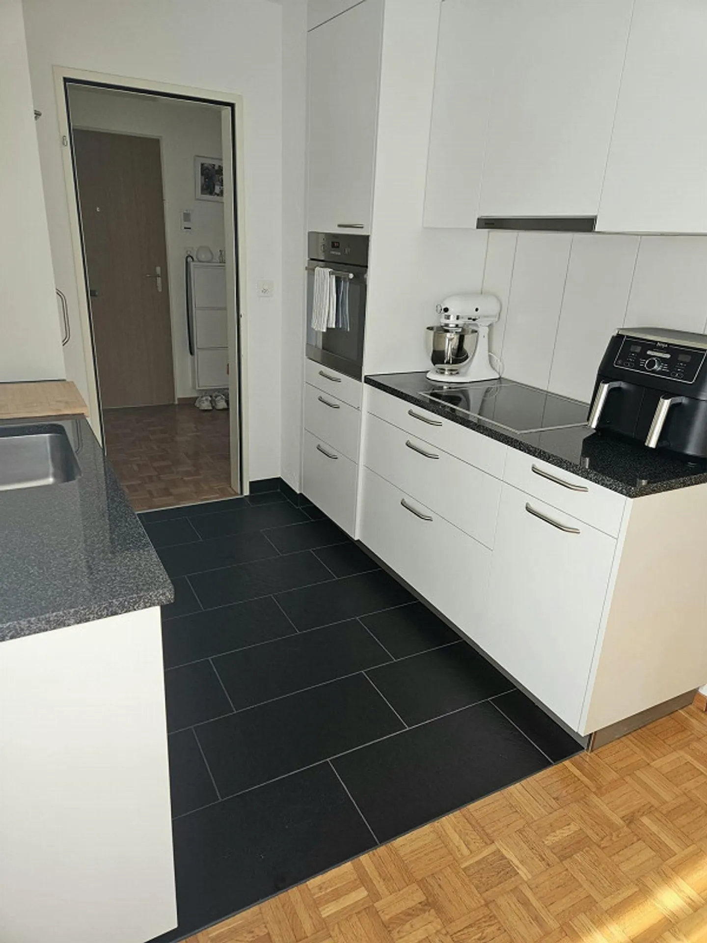 Ampio appartamento di 2,5 locali con balcone dal 01.05.26 o dopo - Foto 3 di 11