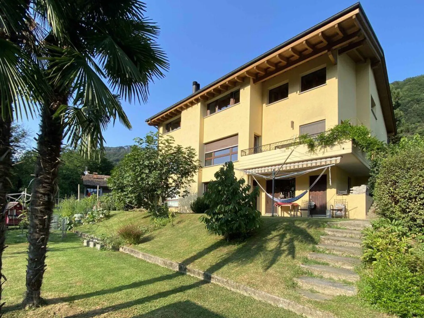 CASA CON SORPRESA! BEN CURATA E SPAZIOSA, A SOLO POCHI MINUTI DAL LAGO E DAL CONFINE - Foto 1 di 10