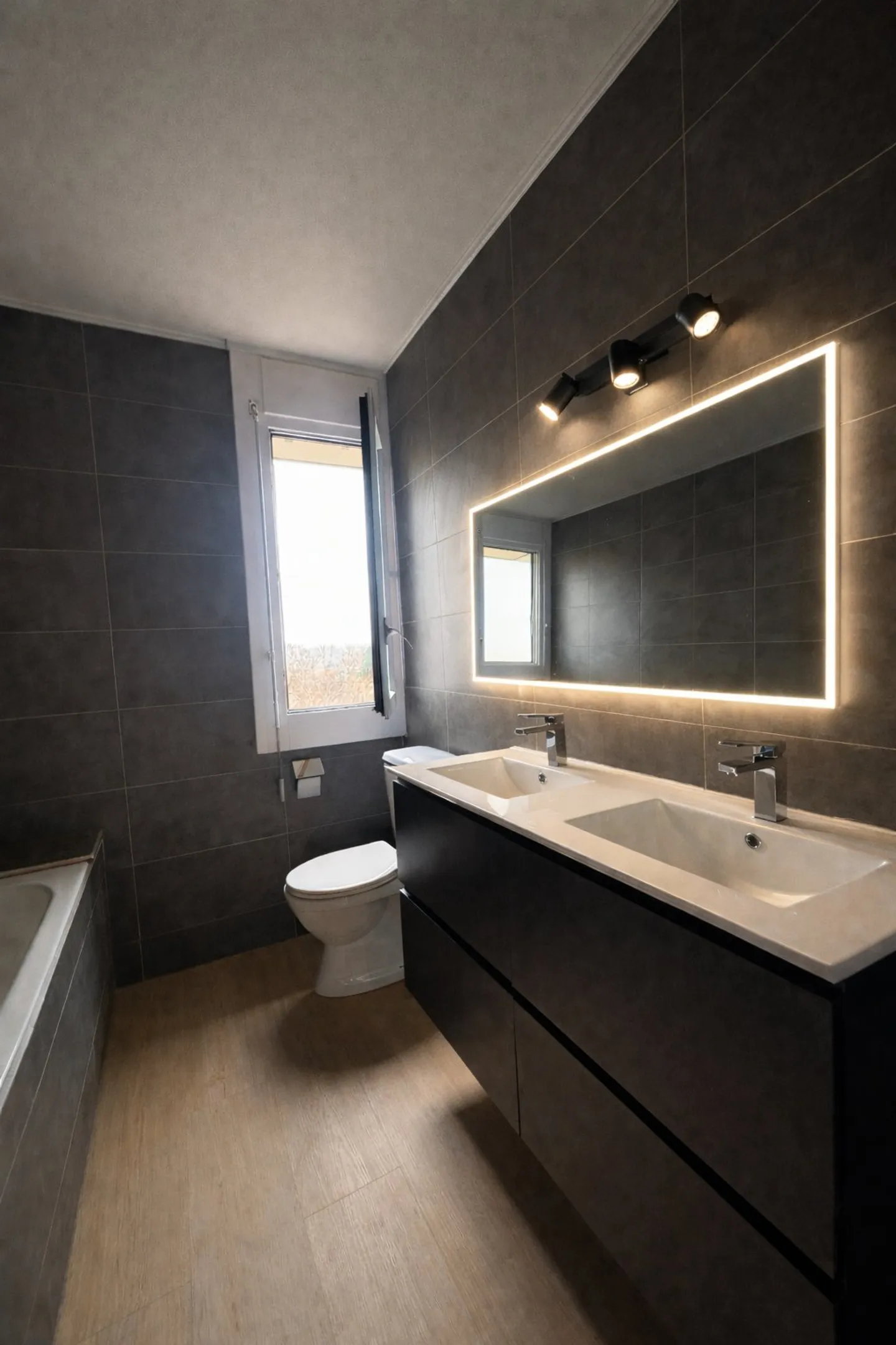 Exclusive listing ? Renovated 4-bedroom apartment, 177 sqm PPE, panoramic 180 view on the 7th floor (Meyrin) - Photo 3 of 10