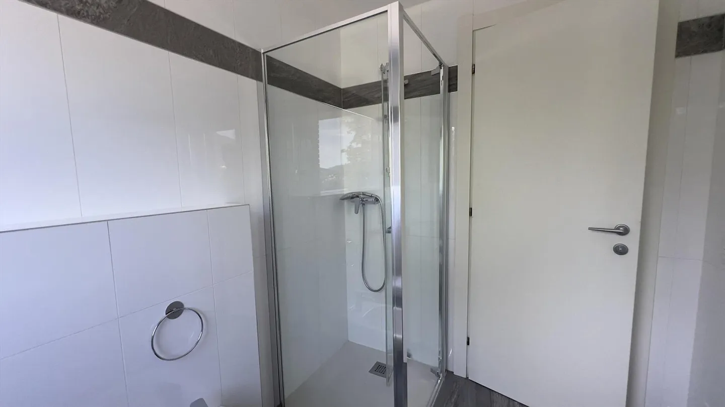 Modern 3.5-room apartment with garage in Cadro - Photo 5 of 9