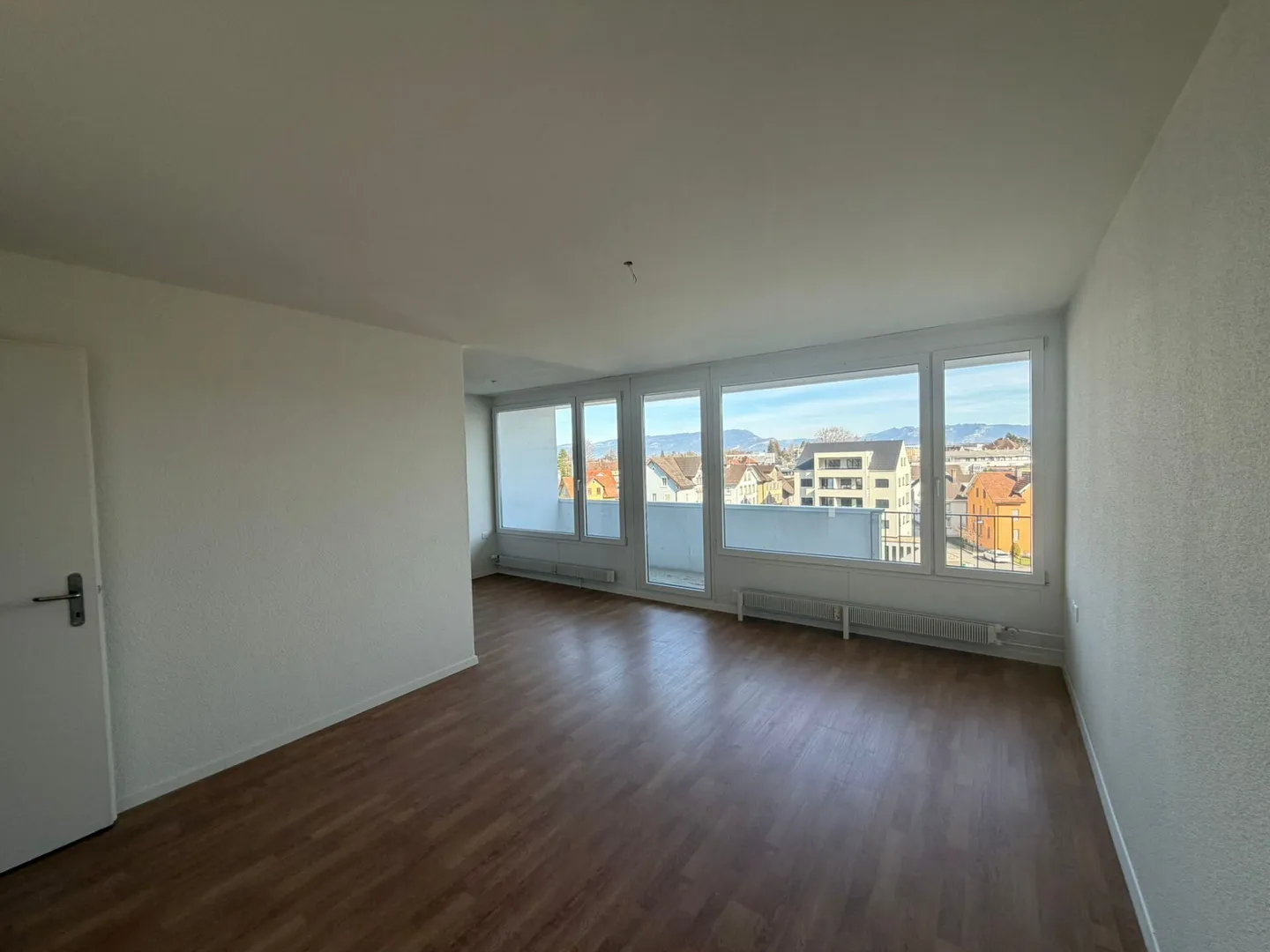 Appartamento 4,5 locali con vista mozzafiato disponibile per affitto subito! - Foto 2 di 9