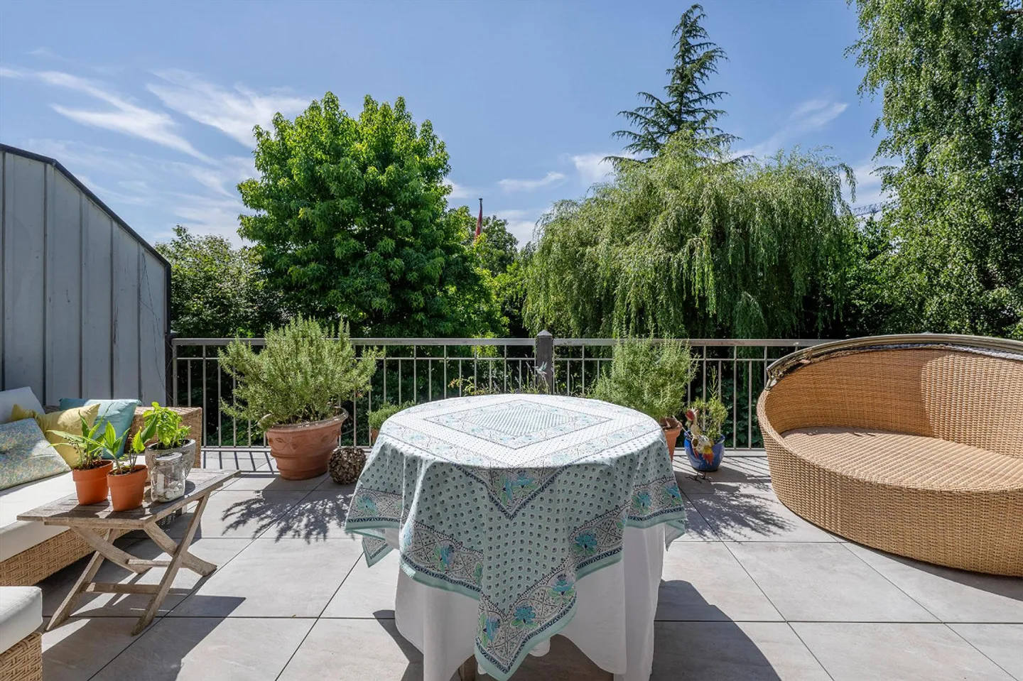 Vivre avec une sensation de maison dans un environnement verdoyant - Photo 1 sur 8