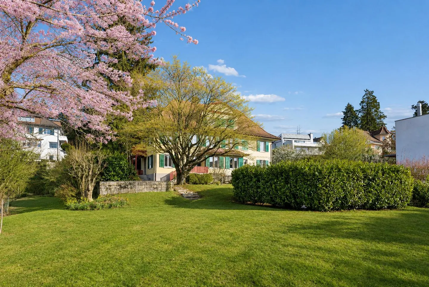 Charmantes Doppeleinfamilienhaus mit Seeblick - Foto 1 von 5