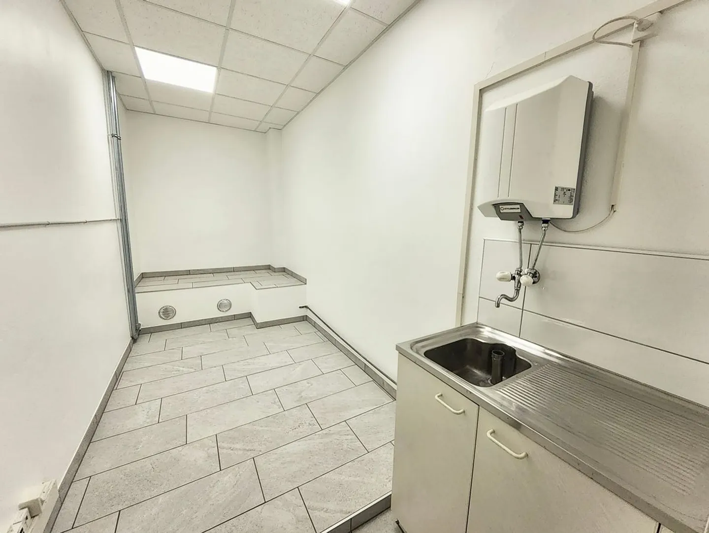 Light Commercial Space for Rent - City Center - Photo 2 of 7