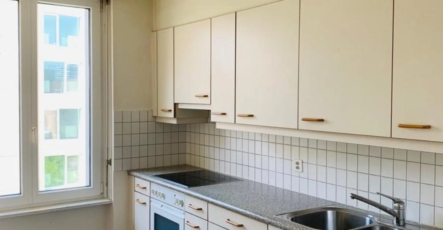 Living in a prime location: Bright 5-room apartment - Photo 2 of 9