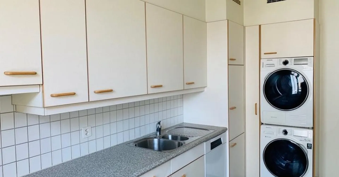 Living in a prime location: Bright 5-room apartment - Photo 3 of 9