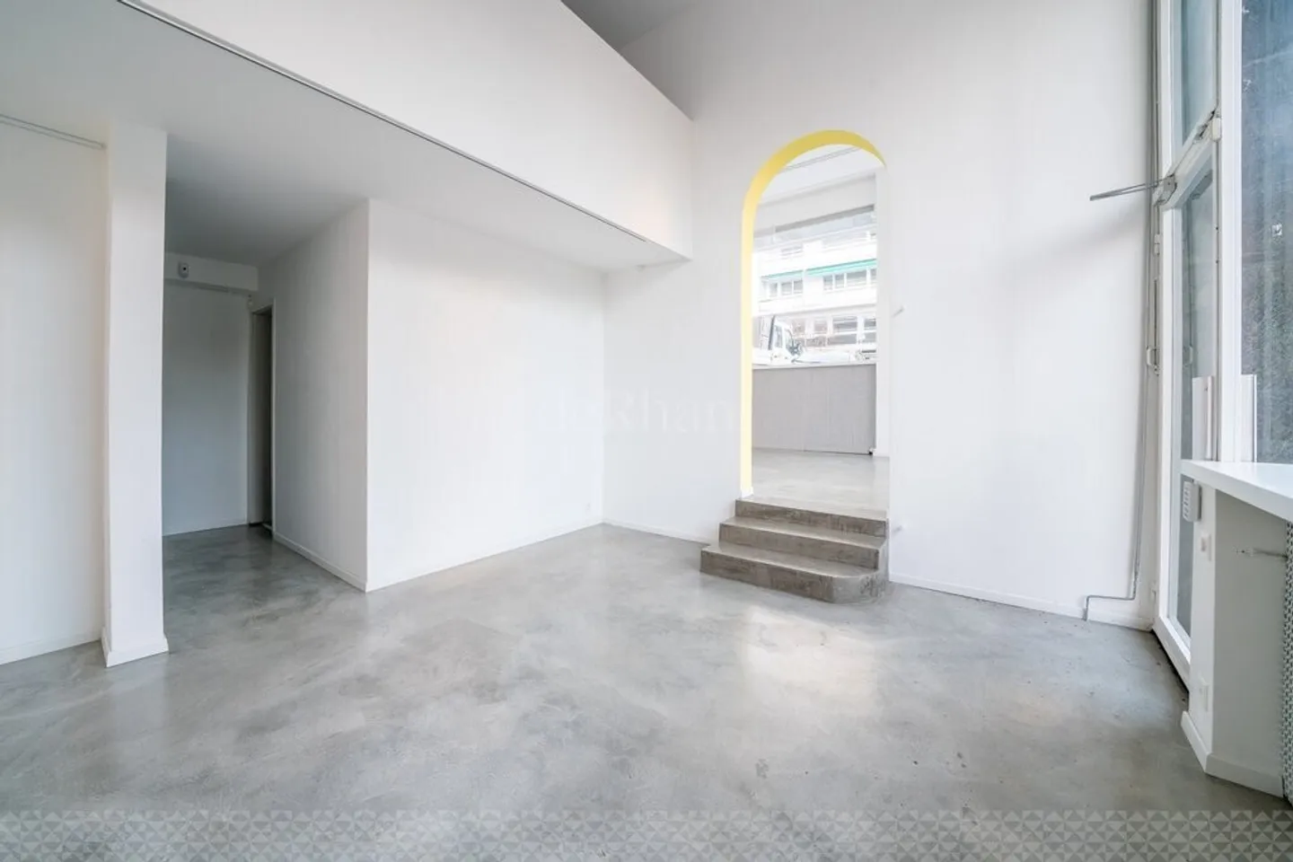 Sales area with large display window and ideal location - Photo 4 of 10