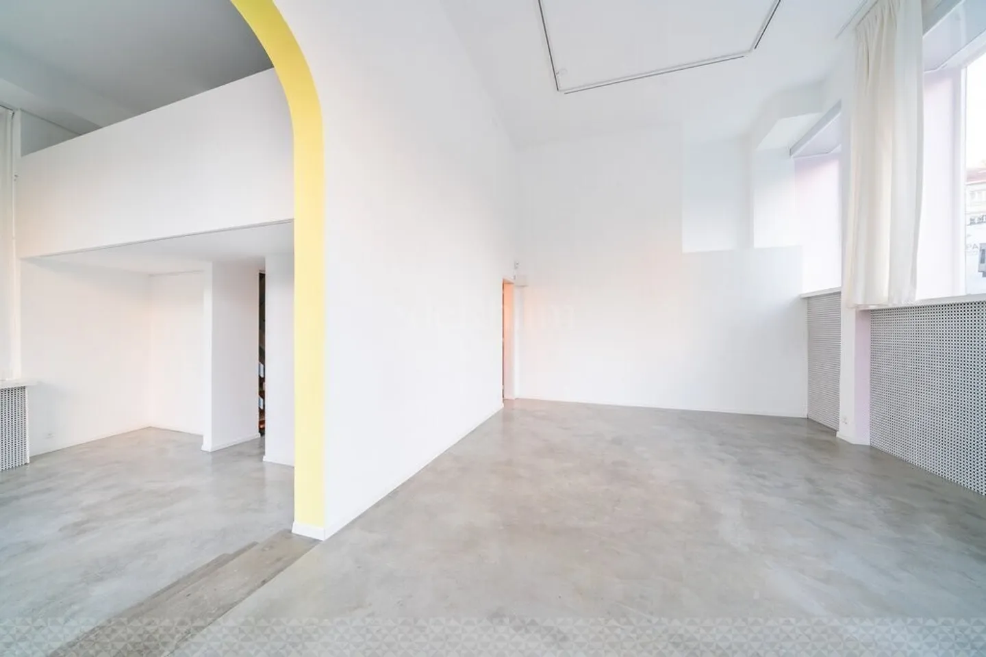 Sales area with large display window and ideal location - Photo 5 of 10