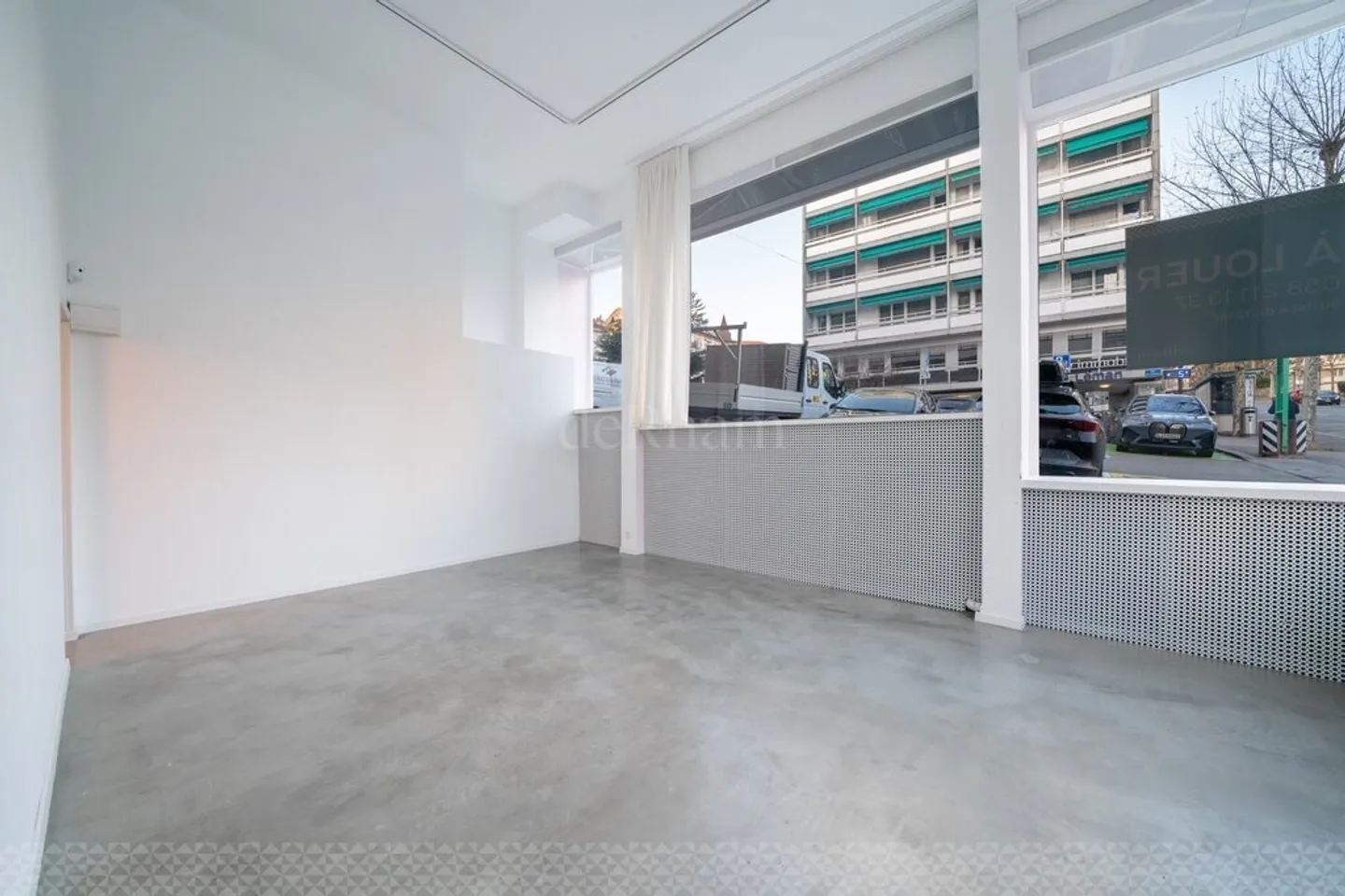 Sales area with large display window and ideal location - Photo 6 of 10