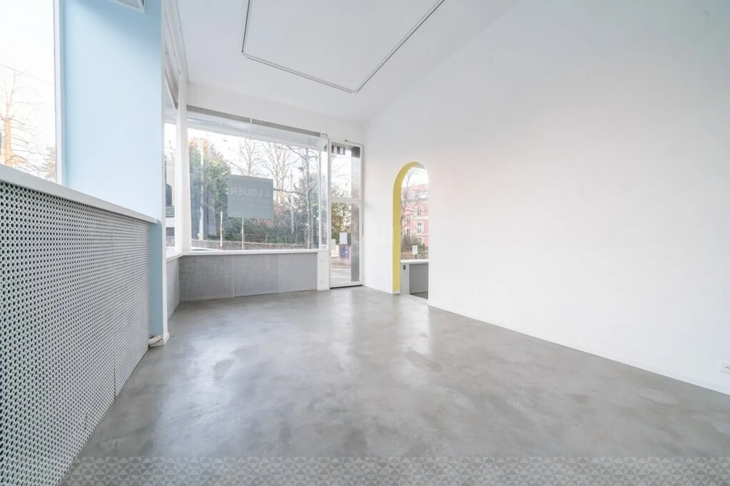 Sales area with large display window and ideal location - Photo 7 of 10