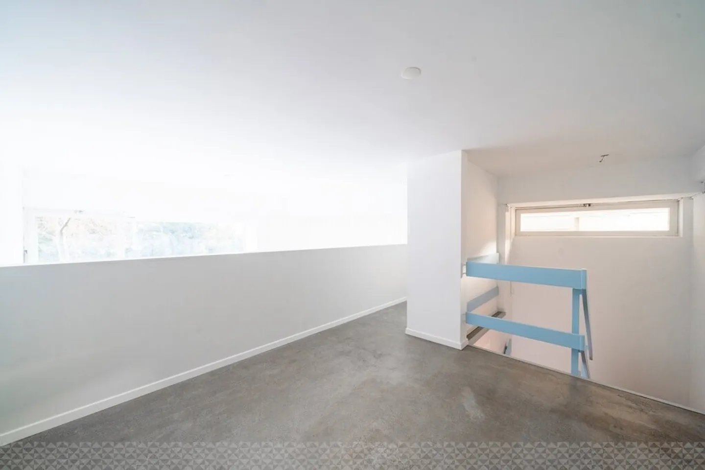 Sales area with large display window and ideal location - Photo 8 of 10