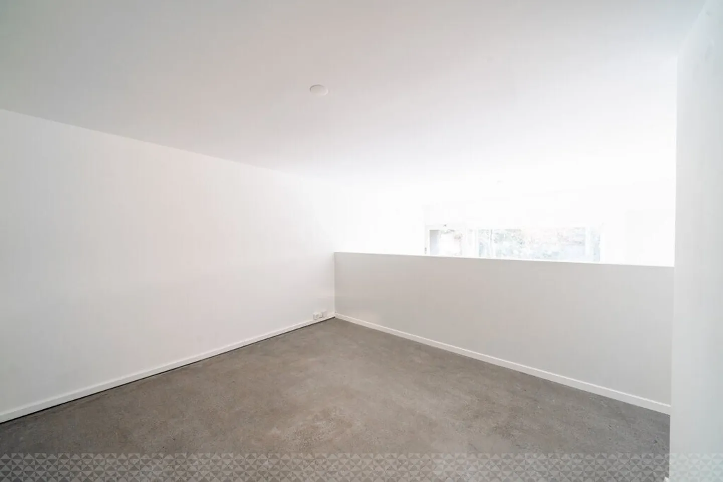 Sales area with large display window and ideal location - Photo 9 of 10