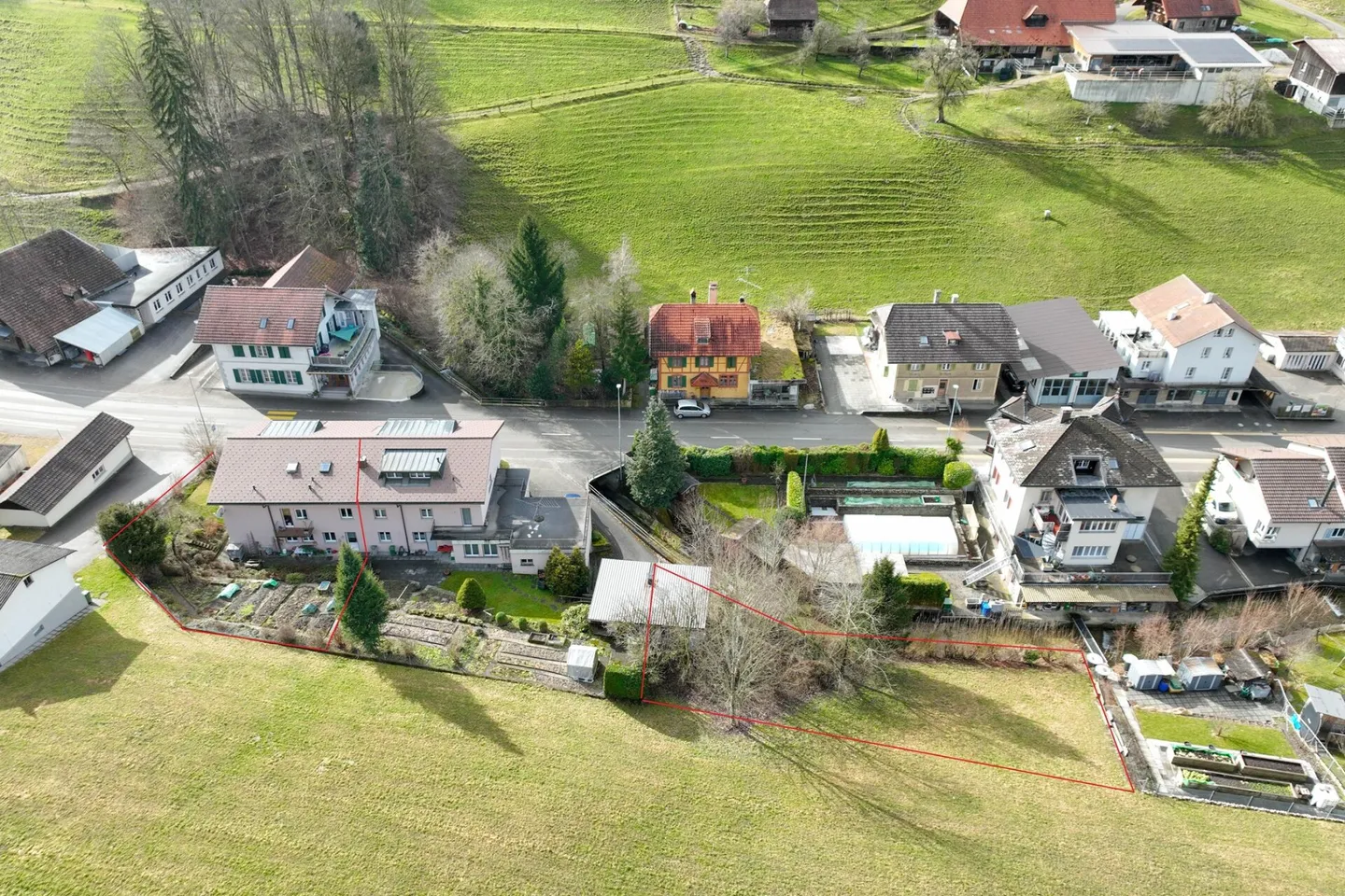 Tutto in uno - a basso prezzo: parte della casa con tre appartamenti, spazio commerciale e area esterna - Foto 10 di 11