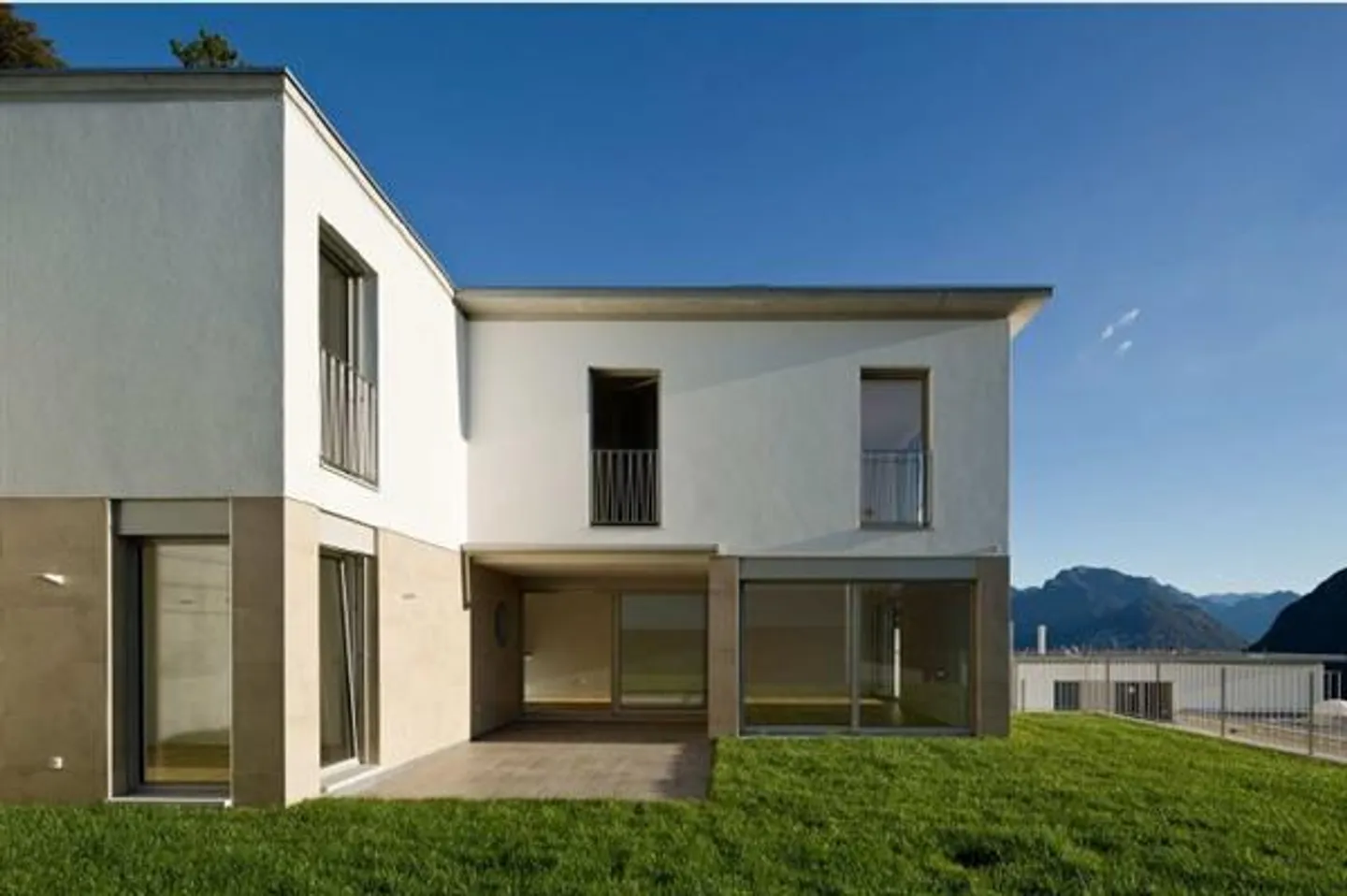 Agra: Villa 6.5 Rooms - Photo 1 of 5