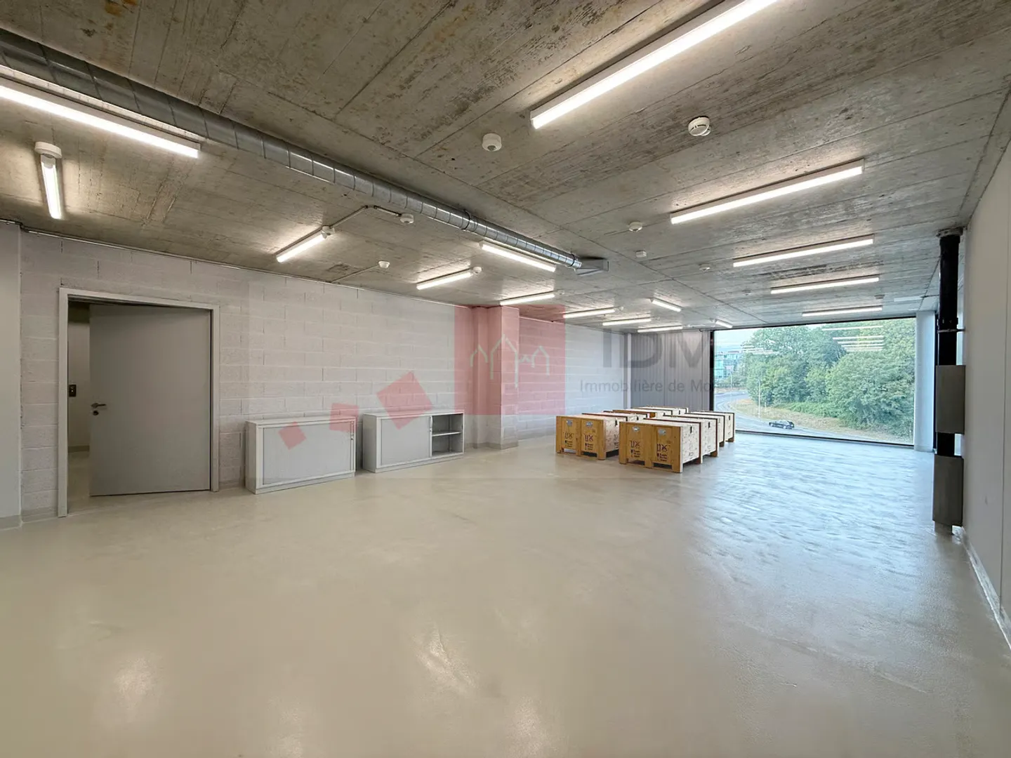 Exhibition space with exceptional visibility on the highway - Photo 3 of 4