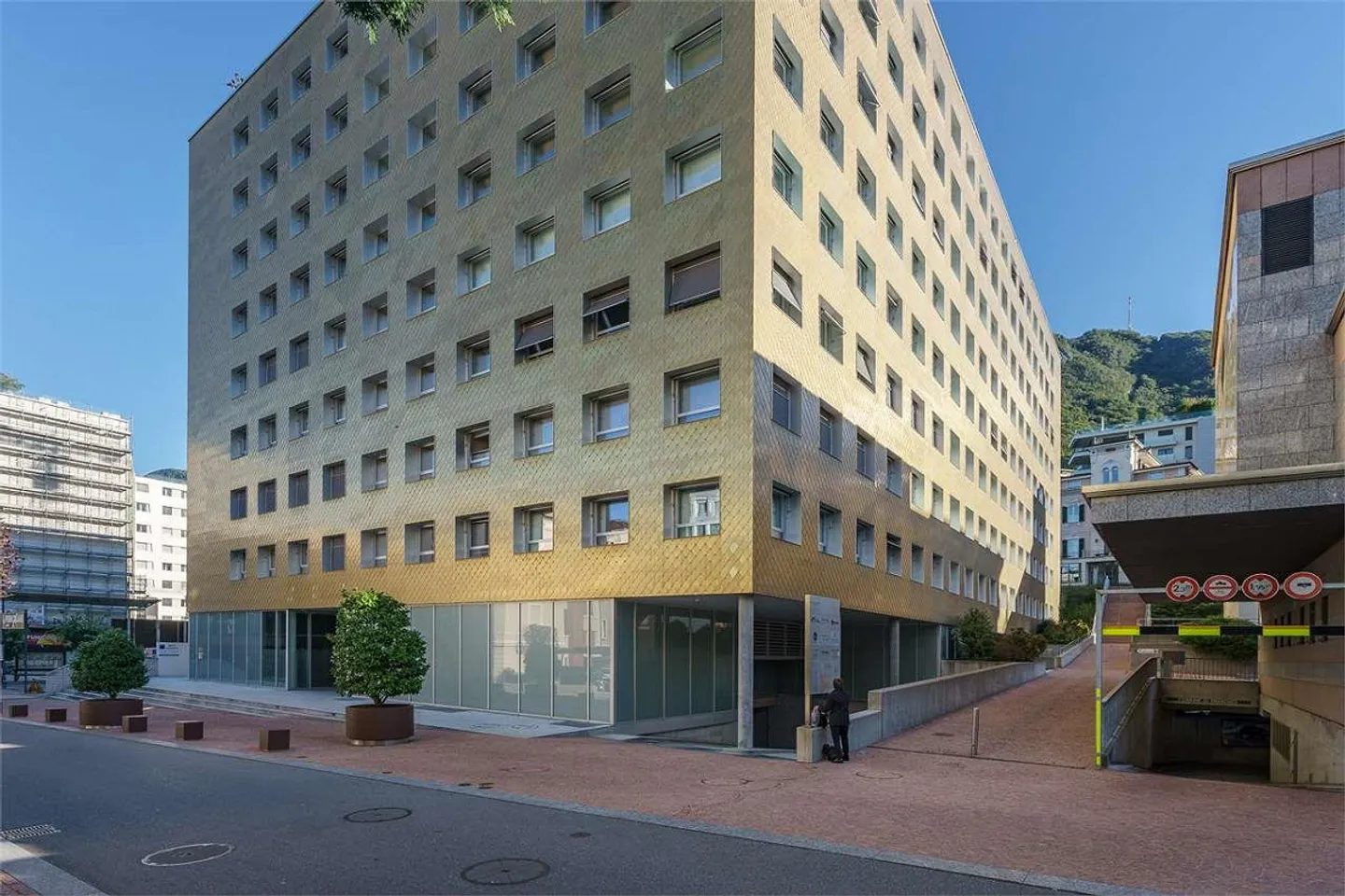 Appartement élégant de 3,5 pièces avec vue sur le Monte San Salvatore - Photo 2 sur 13