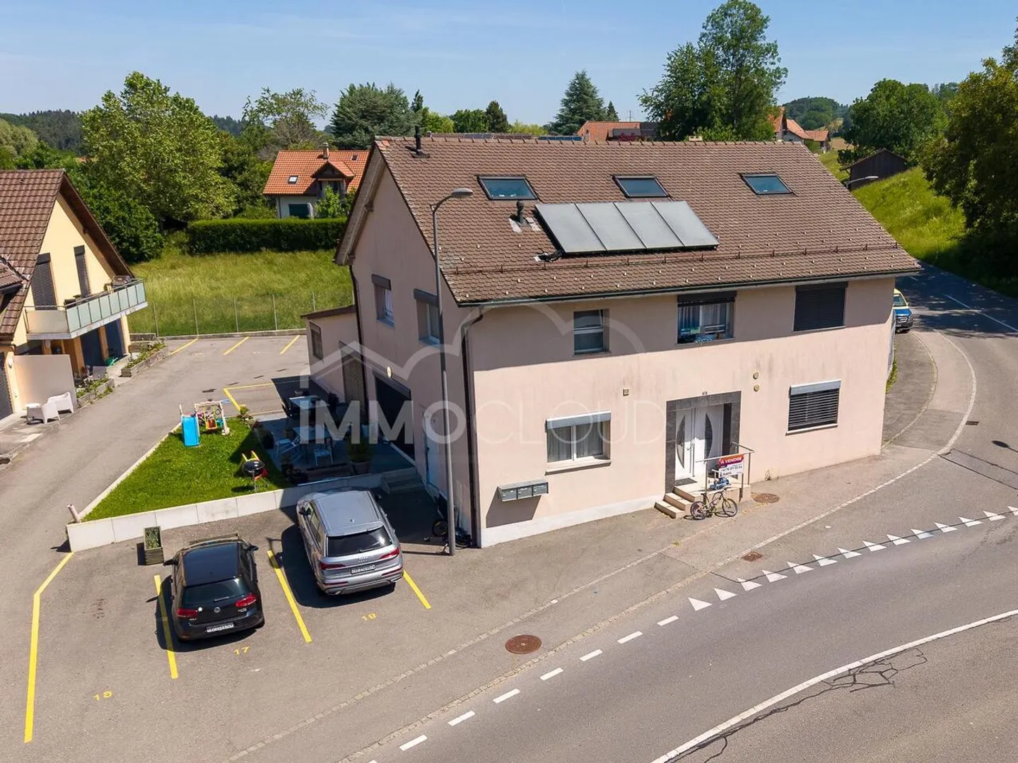 Immeuble de rendement rénové - Photo 1 sur 15