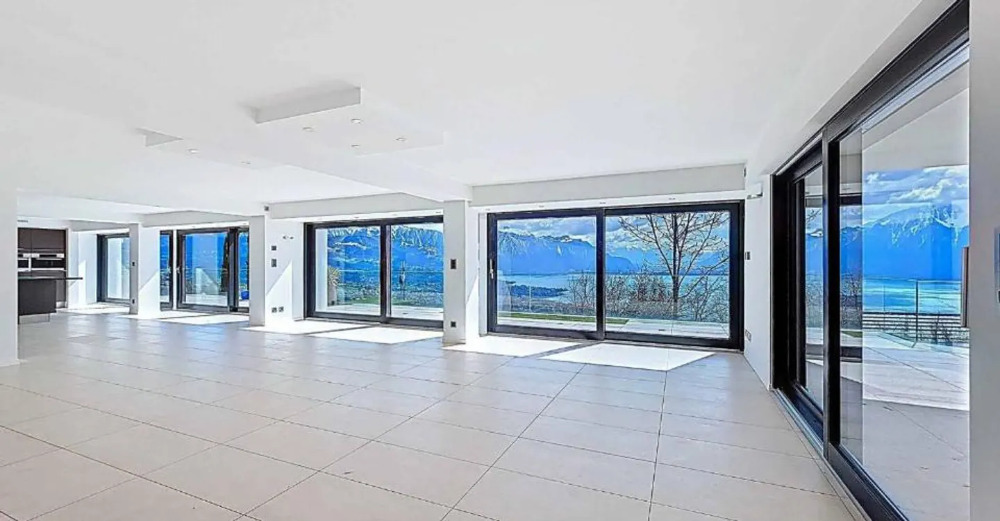 Contemporary Villa with Pool - Photo 4 of 9
