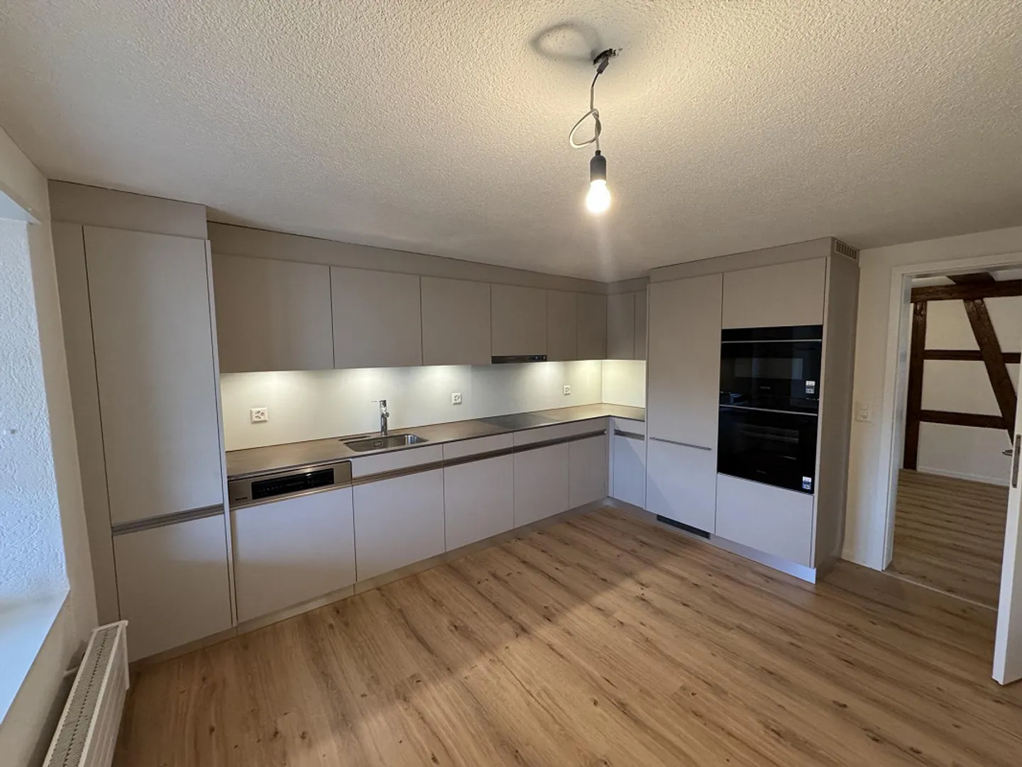 Appartamento ristrutturato di 4,5 locali nel centro del villaggio di Spreitenbach - Foto 2 di 7