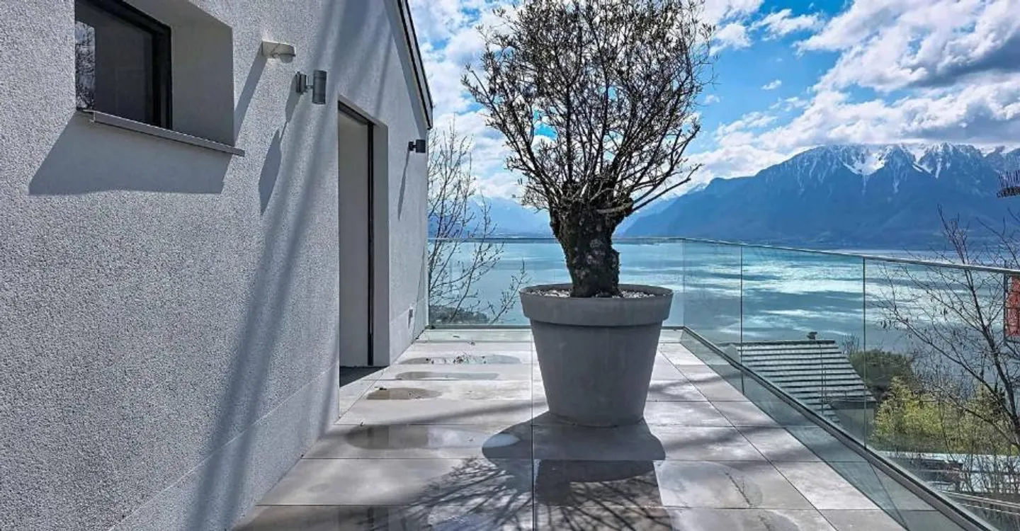 Contemporary Villa with Pool - Photo 7 of 9