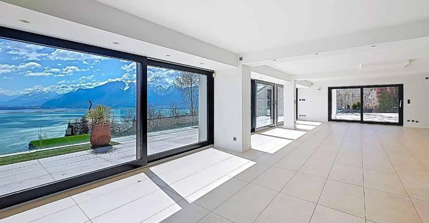 Contemporary Villa with Pool - Photo 5 of 9
