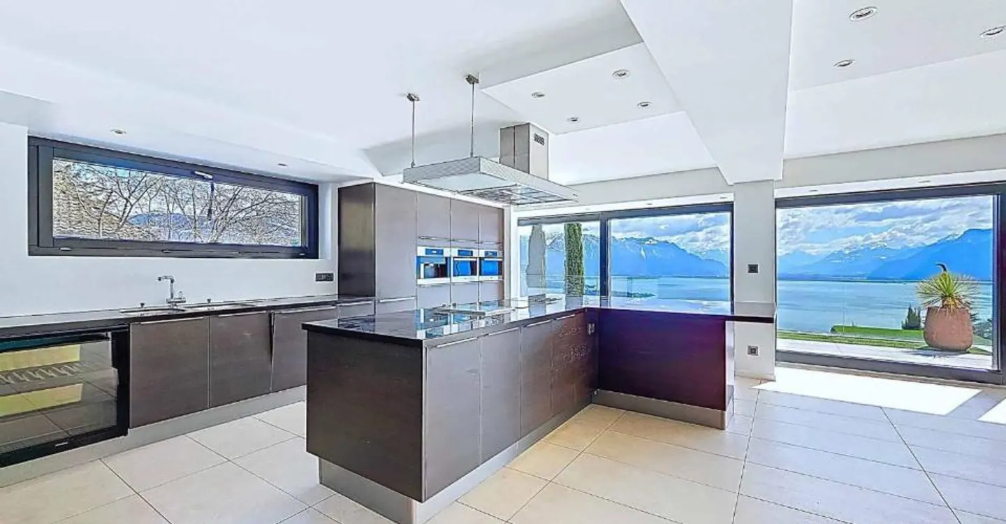 Contemporary Villa with Pool - Photo 6 of 9