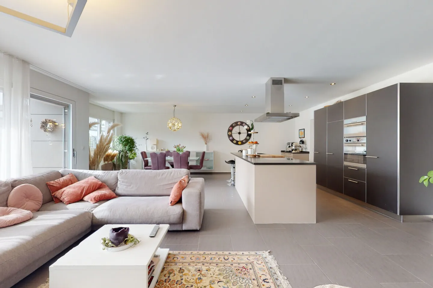 Moderna casa a schiera angolare di 5,5 stanze con giardino in posizione privilegiata - Foto 2 di 13
