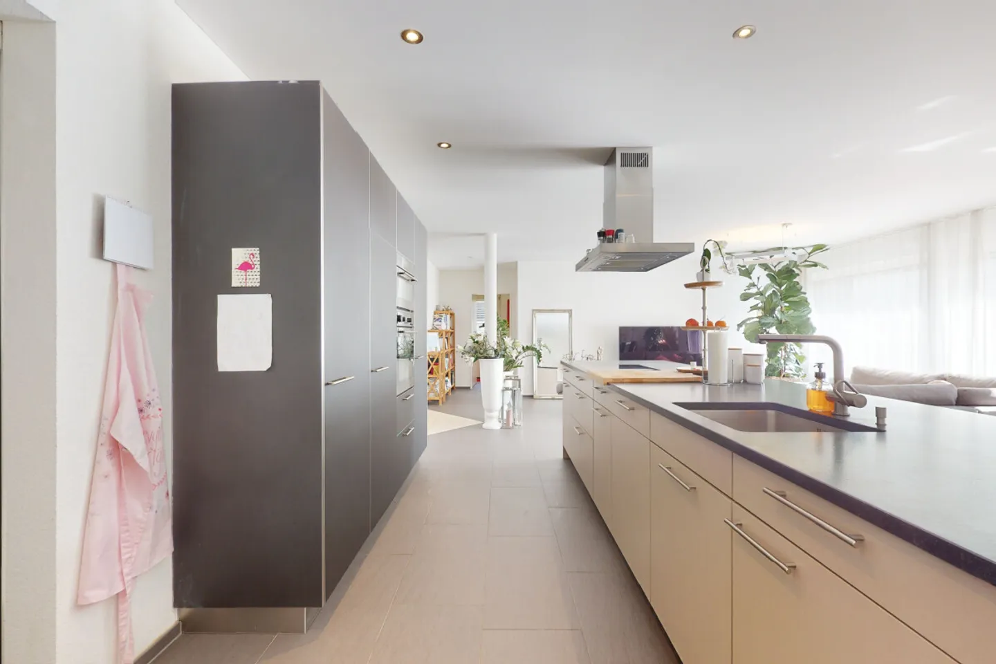 Moderna casa a schiera angolare di 5,5 stanze con giardino in posizione privilegiata - Foto 3 di 13