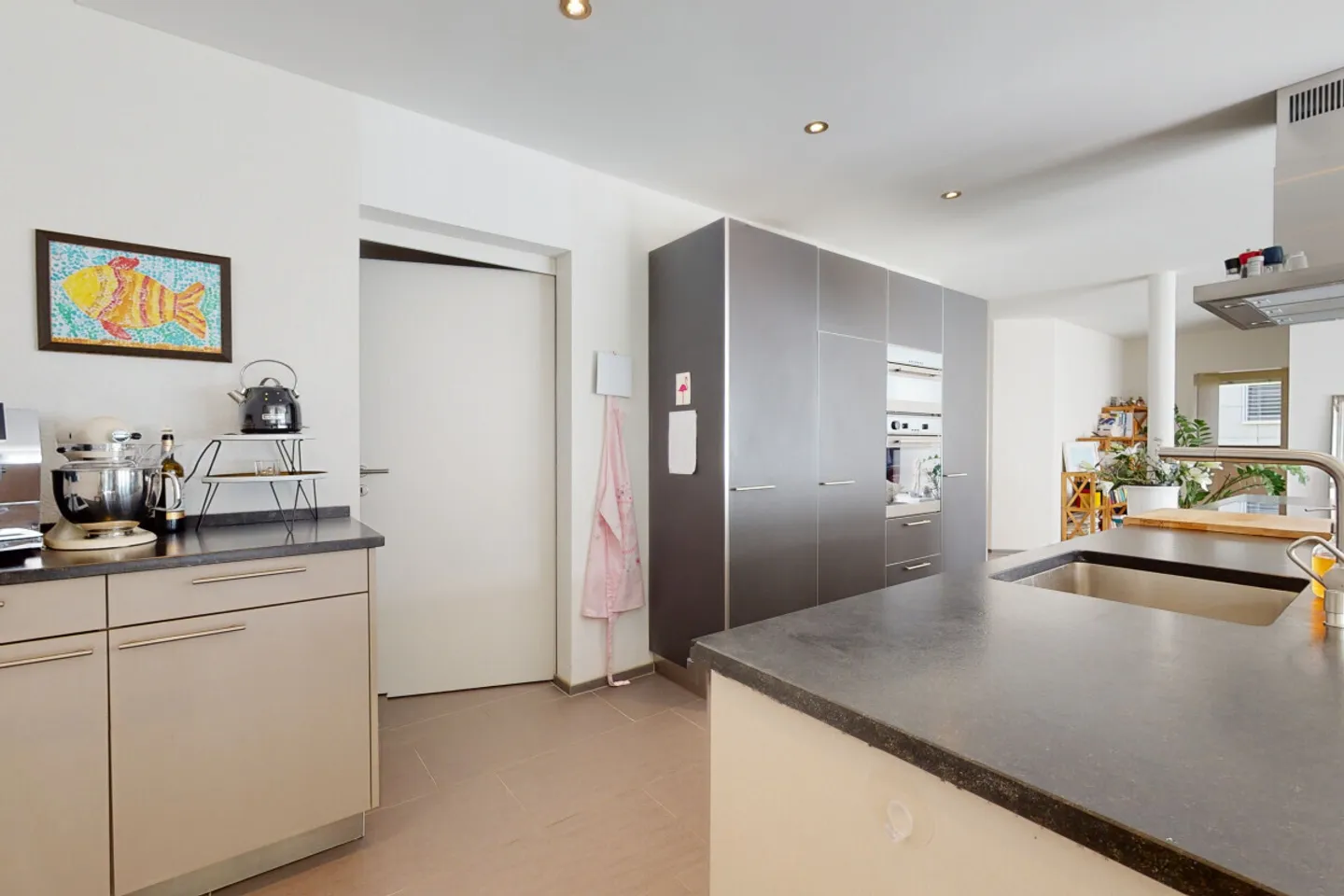 Moderna casa a schiera angolare di 5,5 stanze con giardino in posizione privilegiata - Foto 4 di 13