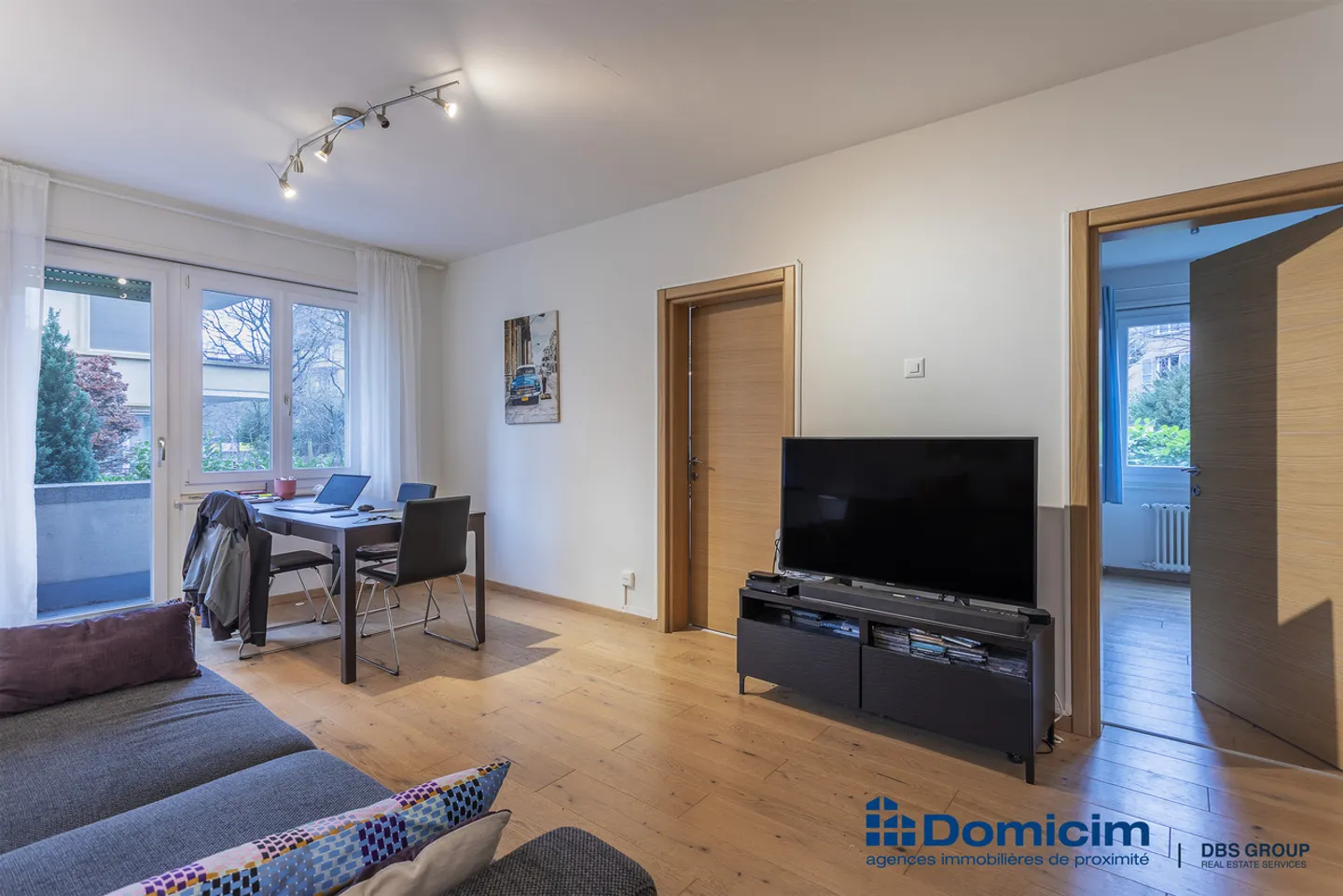 EXCLUSIVITY, SOUGHT-AFTER DISTRICT UNDER THE TRAIN STATION, 3.5 ROOMS WITH BALCONY - Photo 2 of 7