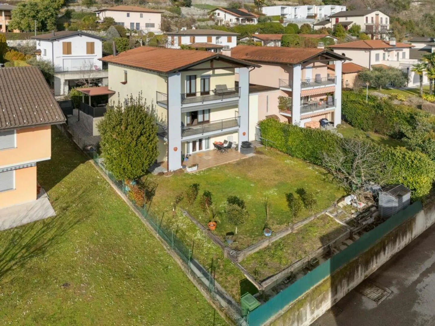 Maison jumelée avec jardin et vue - Photo 2 sur 30