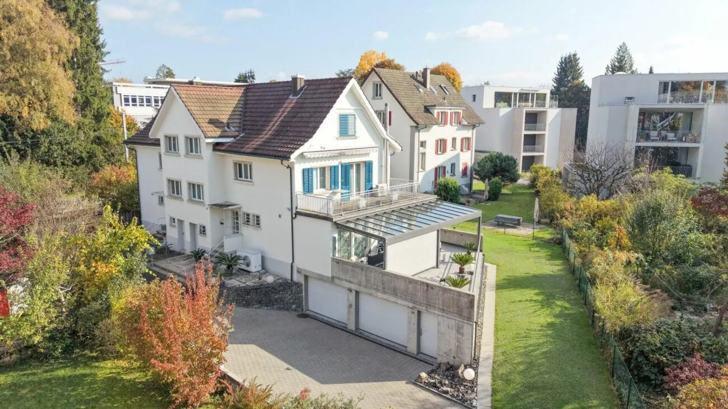 Modernized semi-detached family house with garden in Aarau - Photo 1 of 6