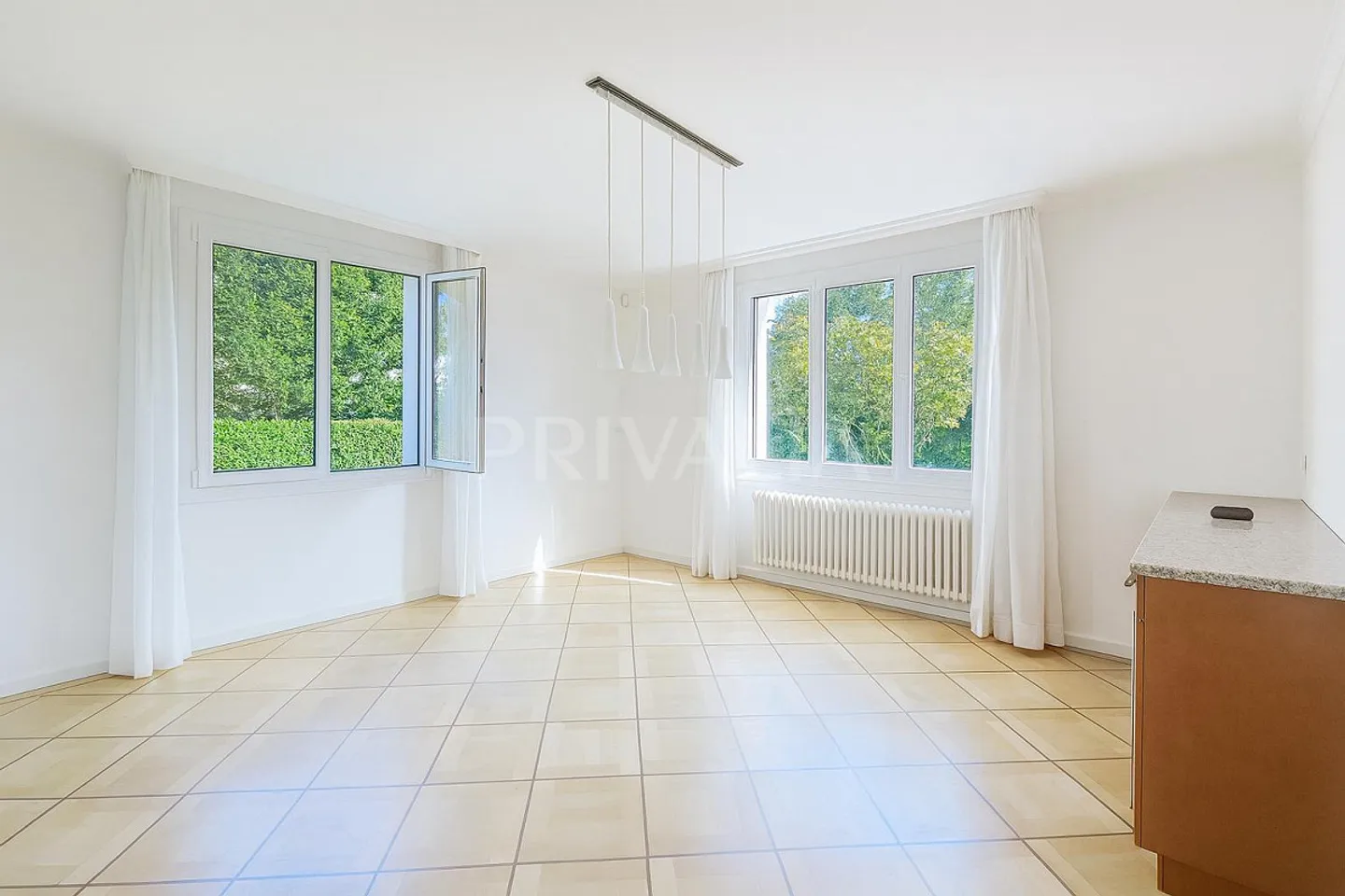 Charmante villa individuelle avec piscine dans un environnement calme et verdoyant - Photo 4 sur 13