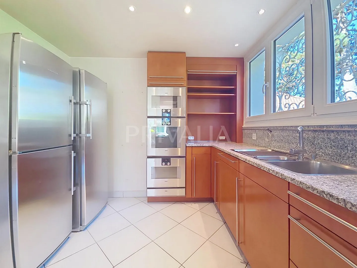 Charmante villa individuelle avec piscine dans un environnement calme et verdoyant - Photo 5 sur 13