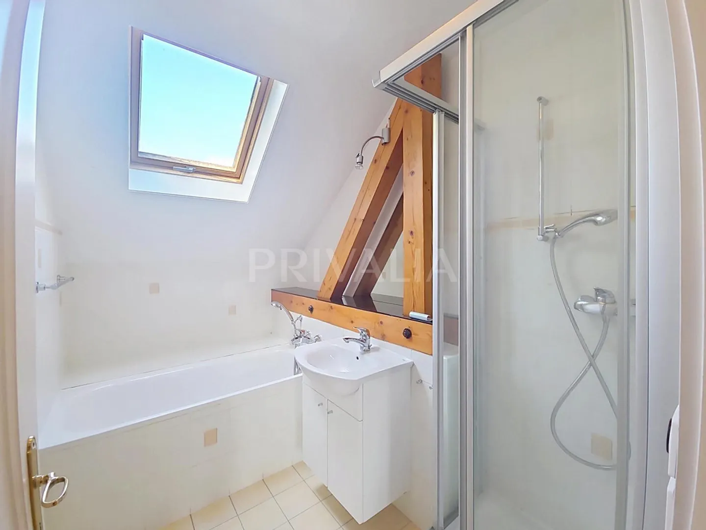 Charmante villa individuelle avec piscine dans un environnement calme et verdoyant - Photo 11 sur 13