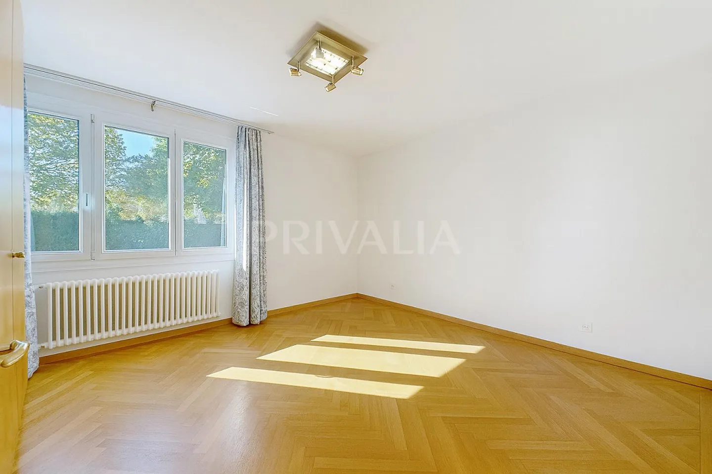 Charmante villa individuelle avec piscine dans un environnement calme et verdoyant - Photo 7 sur 13