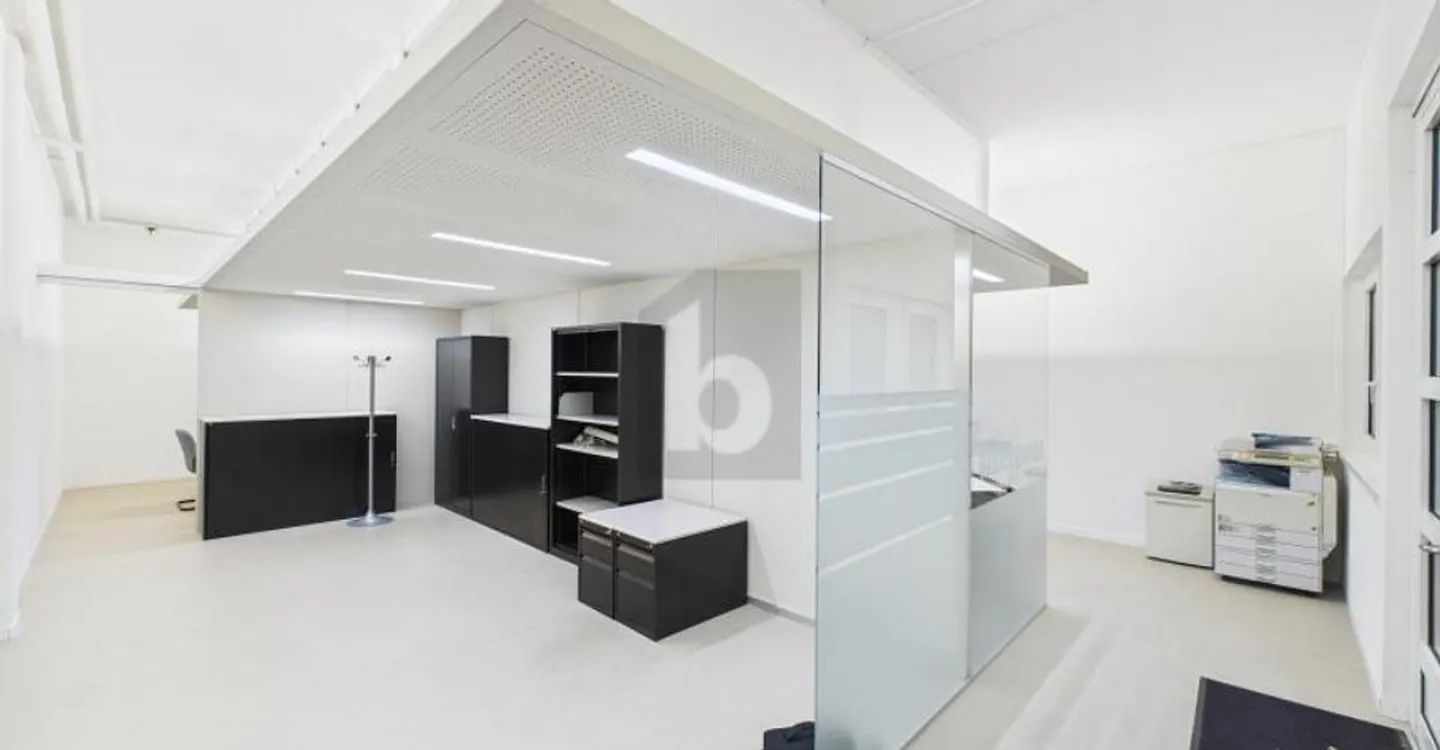 DI PRIMA CLASSE, ILLUMINATO IN UNA POSIZIONE CENTRALE - Foto 1 di 6