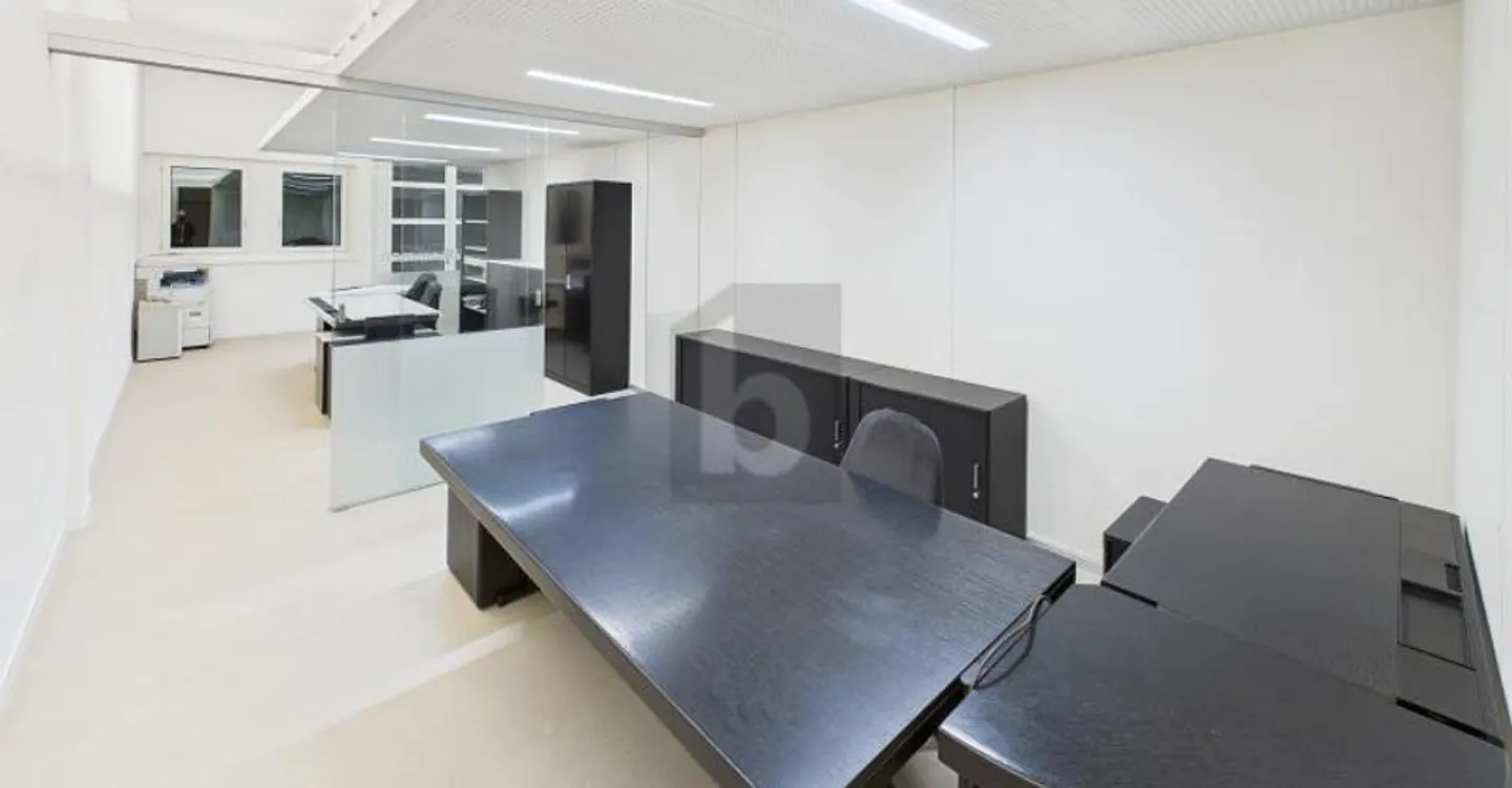 DI PRIMA CLASSE, ILLUMINATO IN UNA POSIZIONE CENTRALE - Foto 4 di 6