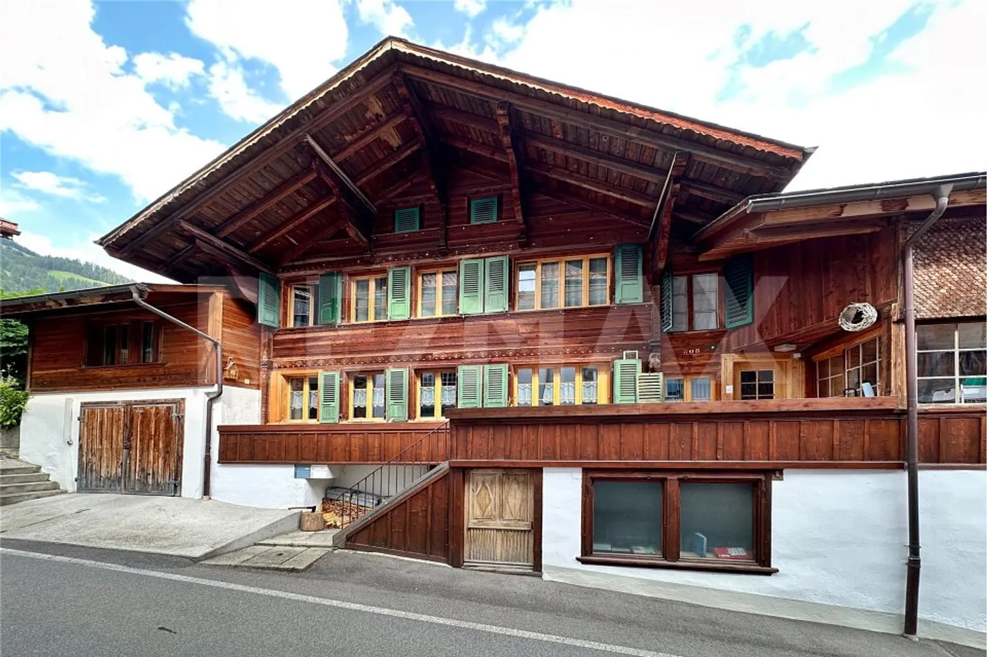 Vivere con carattere - Affascinante maisonette di 5,5 stanze in stile Simmental + studio - Foto 2 di 13