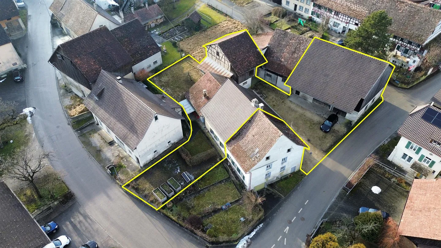 Farmhouse with two barns and outbuildings in the village center - Photo 2 of 16