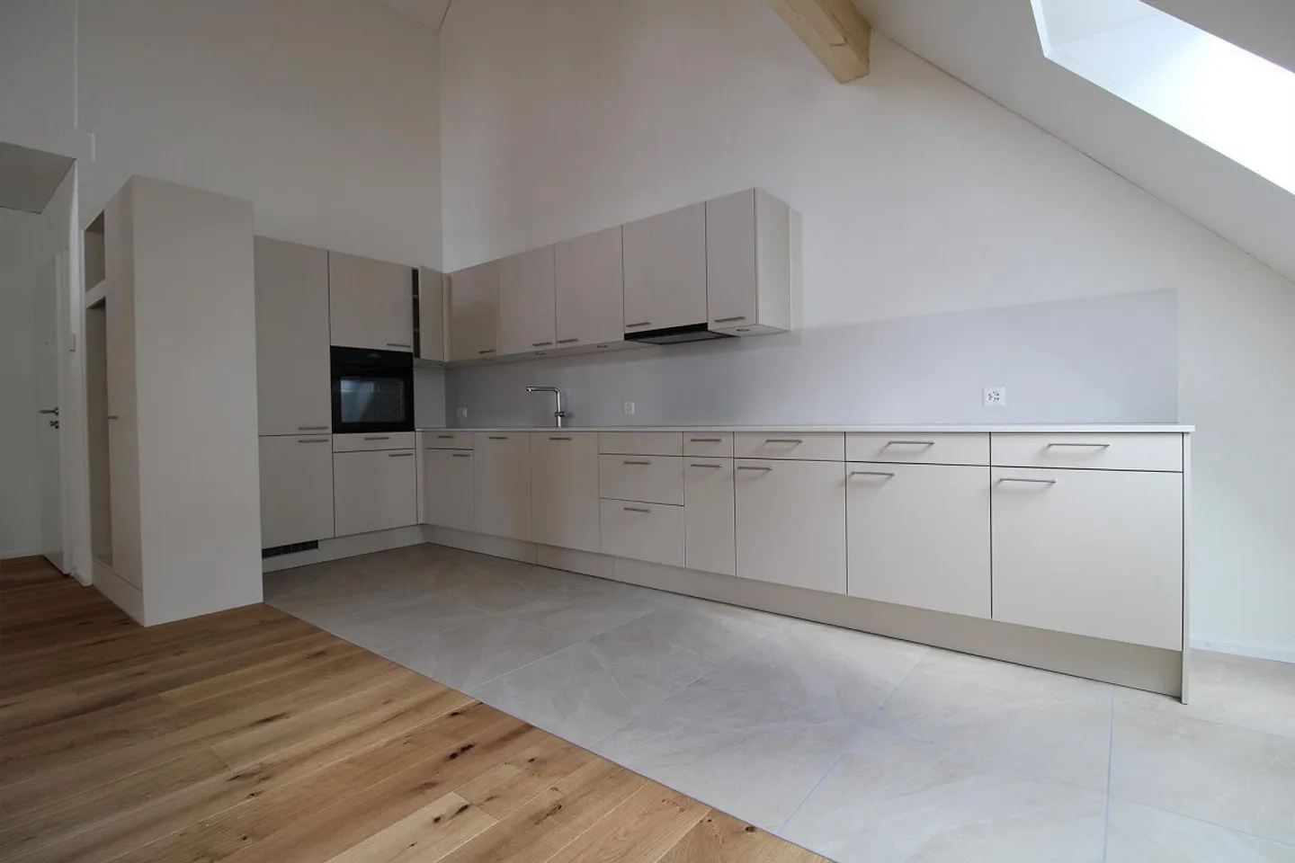 Exklusive 4.5 Zimmer-Dachwohnung mit offener Galerie und gross - Photo 2 of 13