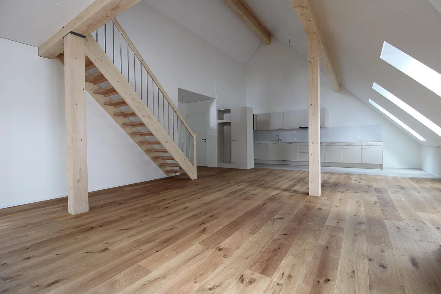 Exklusive 4.5 Zimmer-Dachwohnung mit offener Galerie und gross - Photo 3 of 13