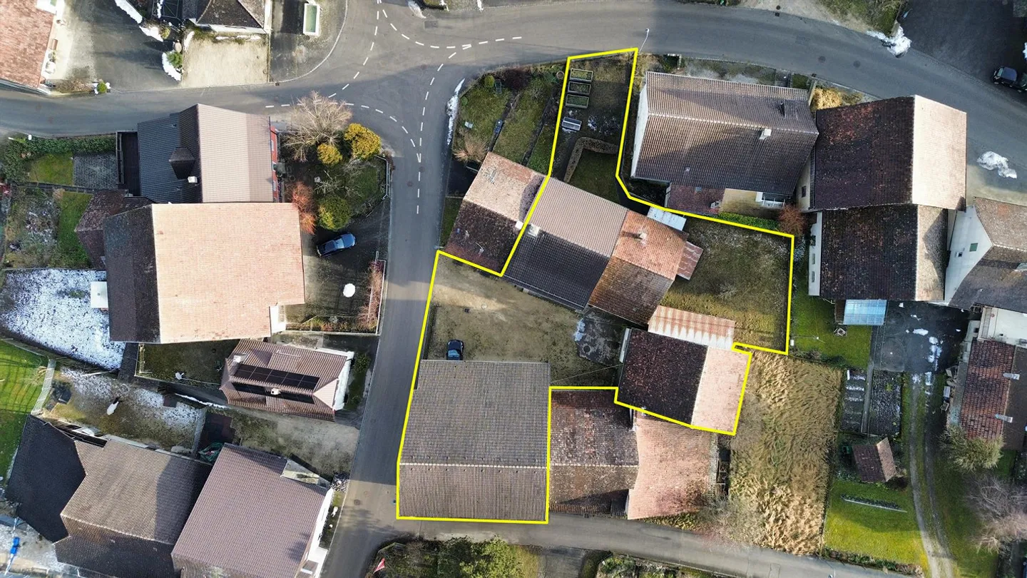 Farmhouse with two barns and outbuildings in the village center - Photo 3 of 16