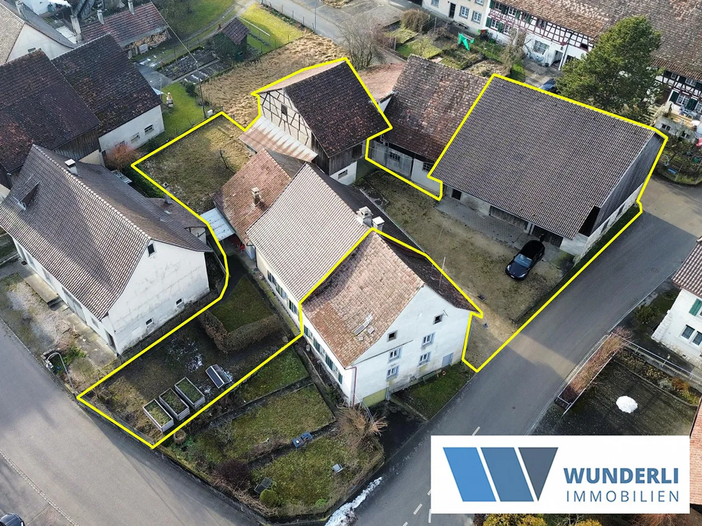 Farmhouse with two barns and outbuildings in the village center - Photo 1 of 16