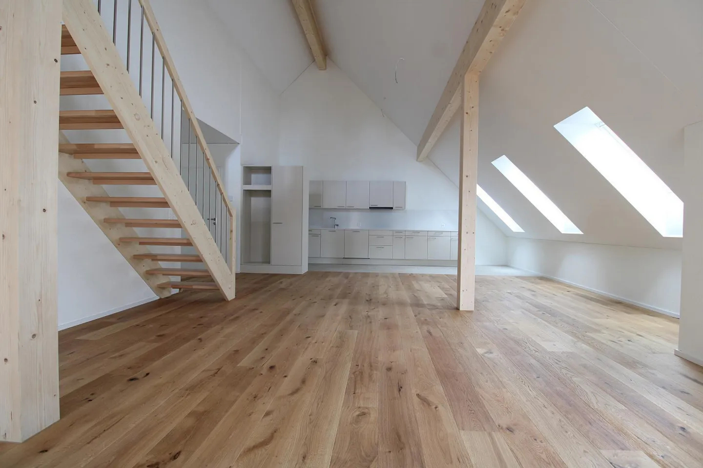 Exklusive 4.5 Zimmer-Dachwohnung mit offener Galerie und gross - Photo 4 of 13