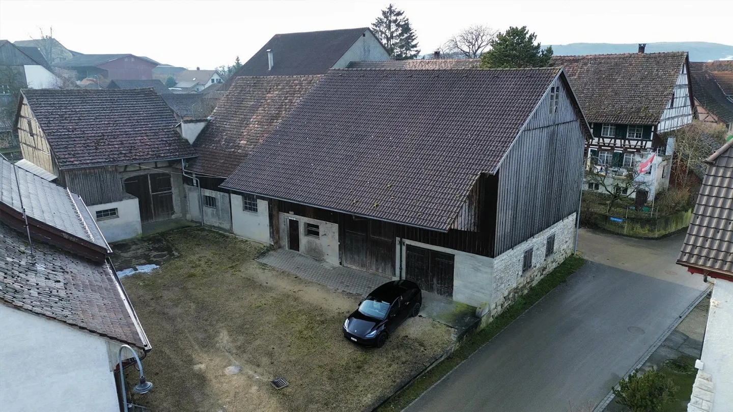 Farmhouse with two barns and outbuildings in the village center - Photo 4 of 16