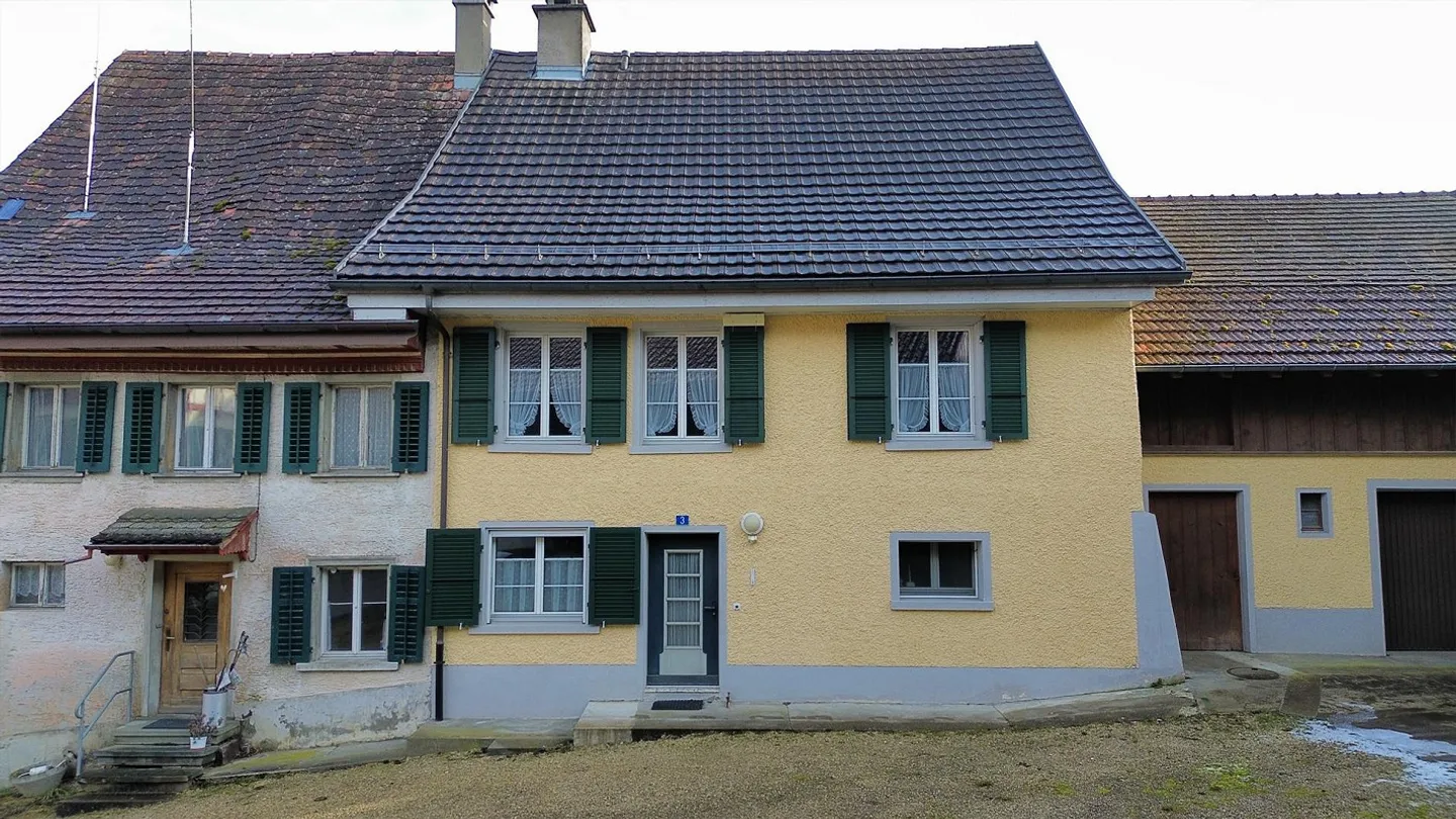 Farmhouse with two barns and outbuildings in the village center - Photo 5 of 16