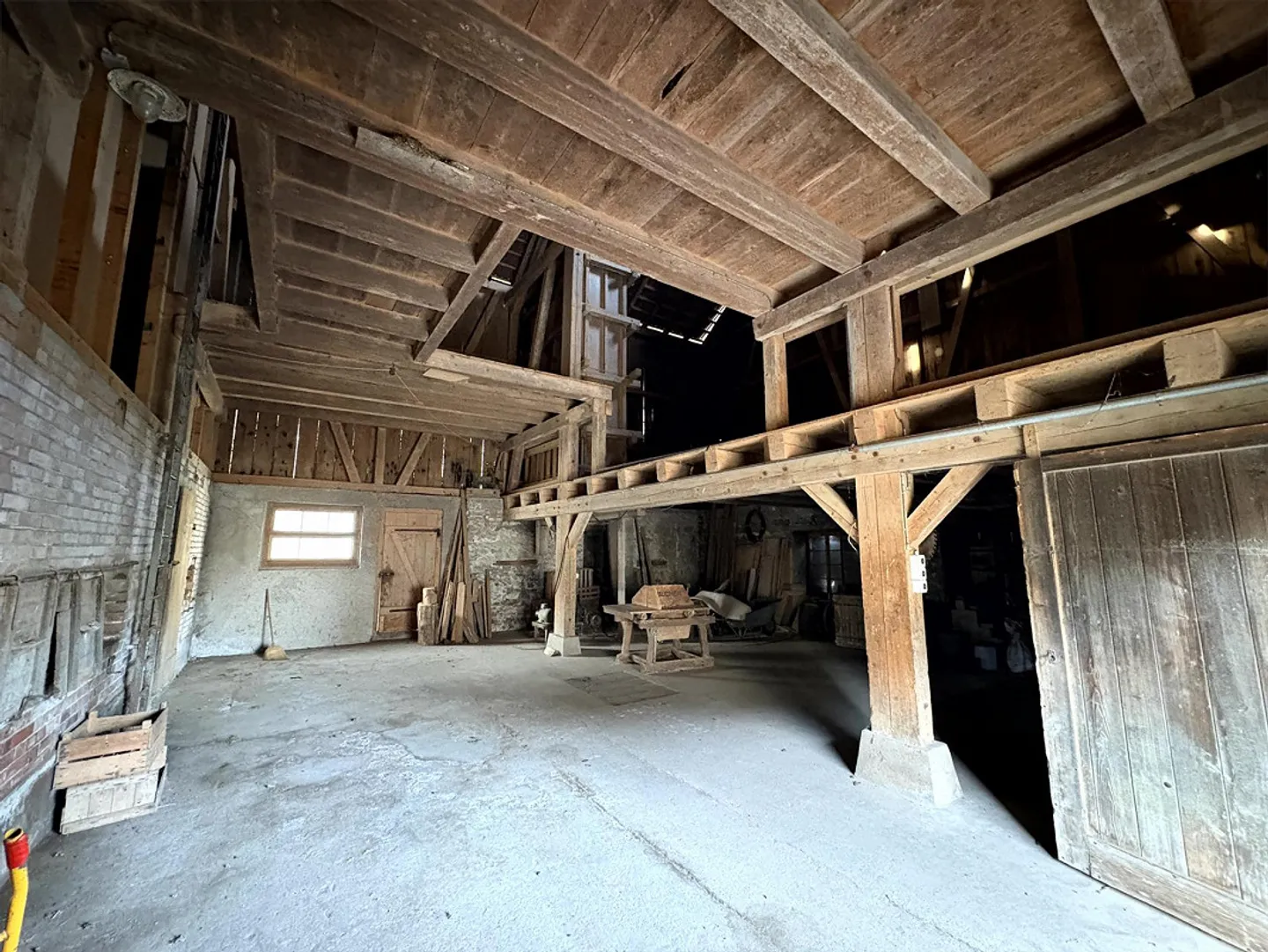 Farmhouse with two barns and outbuildings in the village center - Photo 6 of 16