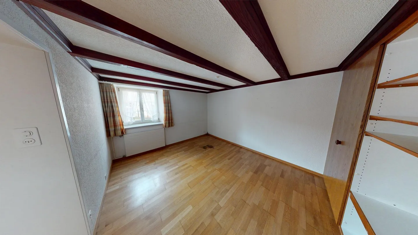 Farmhouse with two barns and outbuildings in the village center - Photo 11 of 16